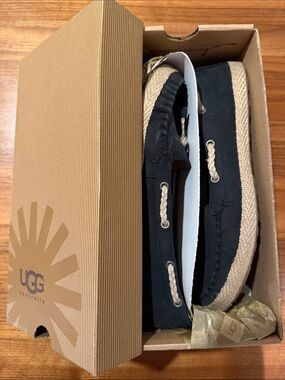 New in box UGG Australia Women's Chivon moccasin boat shoes in black sz 10